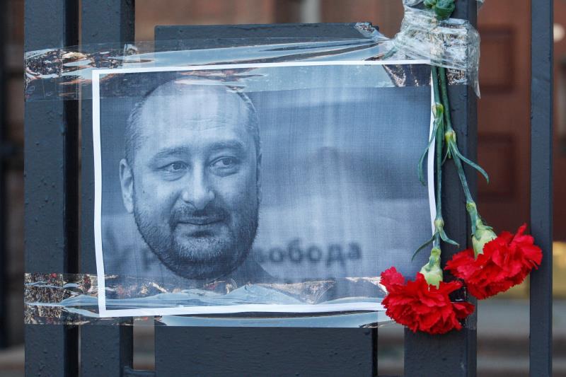 El periodista opositor ruso que fue dado por muerto en Kiev aparece vivo en una rueda de prensa El periodista opositor ruso que fue dado por muerto en Kiev aparece vivo en una rueda de prensa