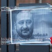 El periodista opositor ruso que fue dado muerto en Kiev y que reapareció en una rueda de prensa