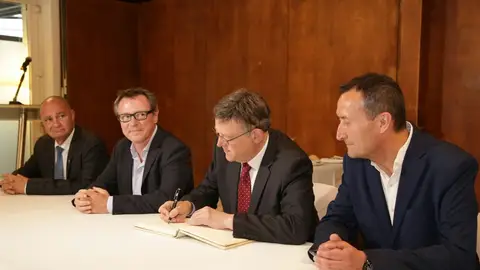 Ximo Puig entre el presidente de 'Elche Piensa', Juan Antonio Marín, y el alcalde de Elche Ximo Puig entre el presidente de 'Elche Piensa', Juan Antonio Marín, y el alcalde de Elche