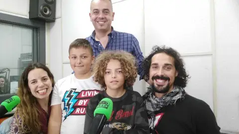 Cristina, Pablo, Samuel, Tobít y Rubén en los estudios de Onda Cero Gijón Hablamos del Proyecto "Dibujando Sonrisas"