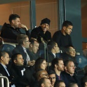 Motta, Neymar y Ben Arfa, en la grada durante un partido del PSG