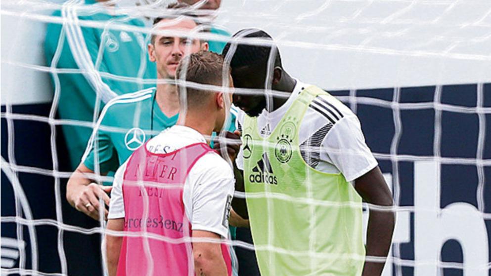 Kimmich y Rudiger tuvieron que ser separados en el último entrenamiento de Alemania Kimmich y Rudiger tuvieron que ser separados en el último entrenamiento de Alemania