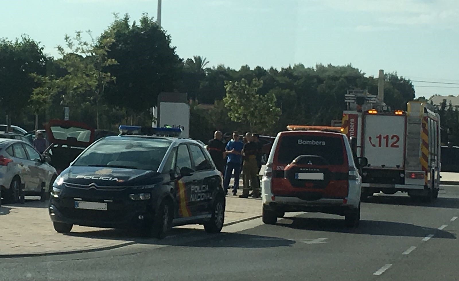 Se incendia un vehículo en el parking del Hospital del Vinalopó sin causar heridos Se incendia un vehículo en el parking del Hospital del Vinalopó sin causar heridos