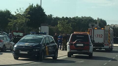 Bomberos y Polic&iacute;a Nacional en la zona en la que se ha incendiado el coche