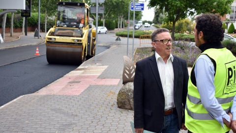 El concejal de Urbanismo, Alberto Lillo, ha visitado los trabajos de asfaltado en las calles del PERI de RENFE