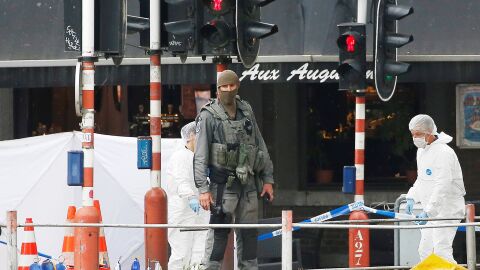 Agentes de polic&iacute;a forense belga investigan el lugar de un tiroteo en Lieja, B&eacute;lgica