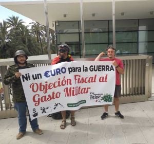Integrantes del Grupo Antimilitarista Tortuga junto a la Agencia Tributaria de Elche Integrantes del Grupo Antimilitarista Tortuga junto a la Agencia Tributaria de Elche