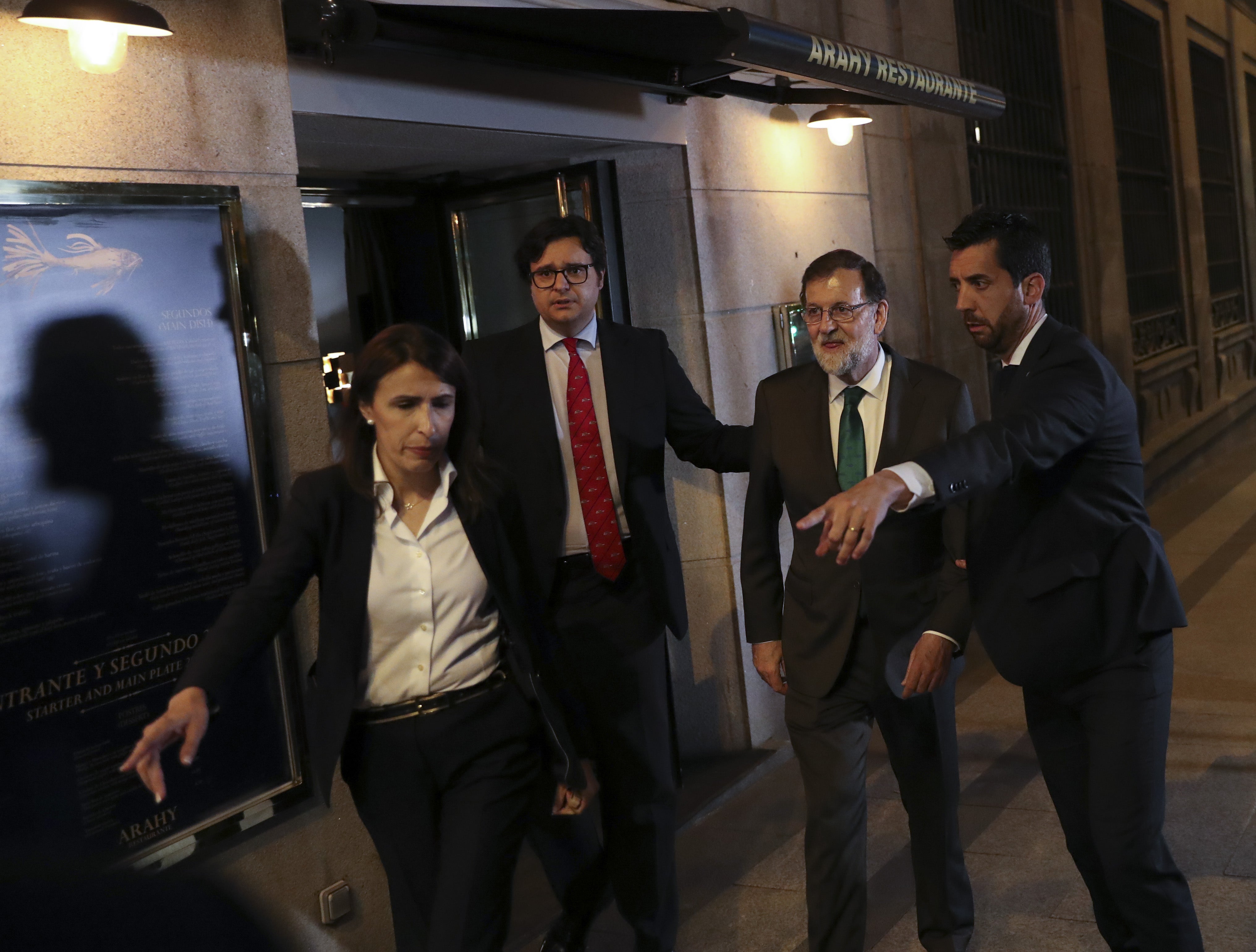 Rajoy pasa la tarde la moción de censura en un restaurante madrileño donde se ha reunido con sus ministros Rajoy pasa la tarde la moción de censura en un restaurante madrileño donde se ha reunido con sus ministros