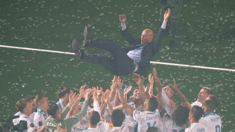 Zidane, manteado por sus jugadores