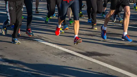 Atletas participan en una carrera Atletas participan en una carrera