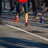 Atletas participan en una carrera