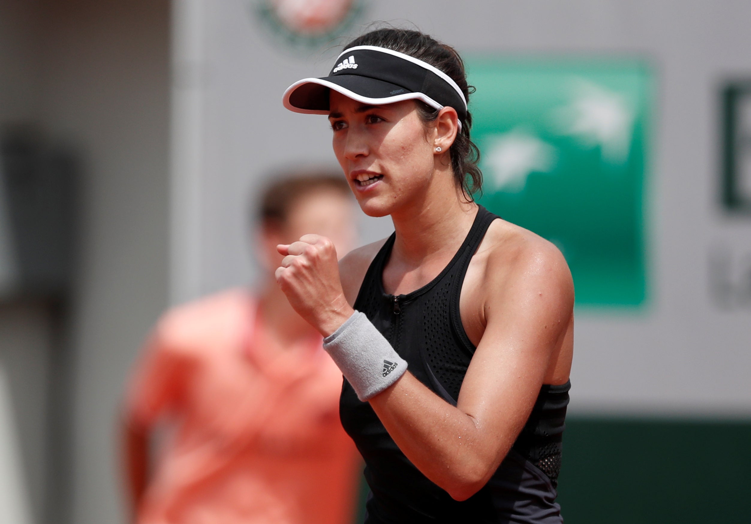 <p>Garbiñe Muguruza pasa por encima de Sharapova y se mete en semifinales de Roland Garros</p> <p>Garbiñe Muguruza pasa por encima de Sharapova y se mete en semifinales de Roland Garros</p>