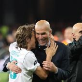 Zidane abraza a Modric tras ganar la Champions