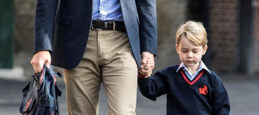 El príncipe Jorge de la mano de su padre, el príncipe Guillermo El príncipe Jorge de la mano de su padre, el príncipe Guillermo