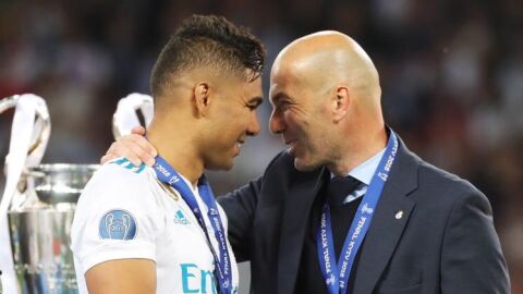 Casemiro y Zidane se saludan tras ganar la Champions