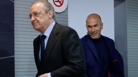 Zidane entra en la sala de prensa con Florentino P&eacute;rez