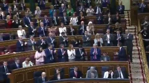 El emotivo aplauso de la bancada del PP al entrar Rajoy en el Congreso