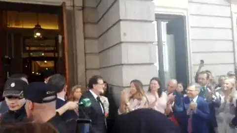 VÍDEO Aplausos y gritos de "presidente, presidente" a la salida de Mariano Rajoy del Congreso VÍDEO Aplausos y gritos de "presidente, presidente" a la salida de Mariano Rajoy del Congreso