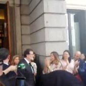 VÍDEO Aplausos y gritos de "presidente, presidente" a la salida de Mariano Rajoy del Congreso