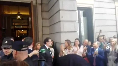 V&Iacute;DEO Aplausos y gritos de "presidente, presidente" a la salida de Mariano Rajoy del Congreso