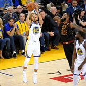 Curry lanza un triple ante la defensa de LeBron James Curry lanza un triple ante la defensa de LeBron James