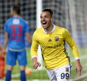 Roberto Soldado celebra un gol con el Fenerbahce Roberto Soldado celebra un gol con el Fenerbahce