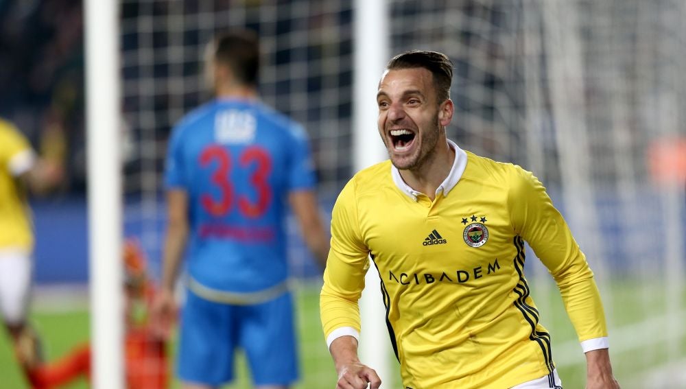 Roberto Soldado celebra un gol con el Fenerbahce
