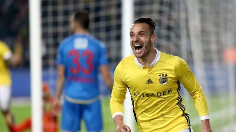 Roberto Soldado celebra un gol con el Fenerbahce