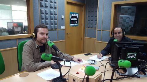 Hoy entre otros hablamos con M&iacute;riam Alconchel, diputada del PSOE en el Congreso por la provicia de C&aacute;diz, reci&eacute;n terminada la votaci&oacute;n de la moci&oacute;n de censura al gobierno de Mariano Rajoy. Tambi&eacute;n hablamos de las celebraciones del Corpus para el domingo. Finalmente hacemos incapi&eacute; en los &uacute;ltimos problemas que ha habido en la Vi&ntilde;a con Catalina C&aacute;rdenas, presidenta de la A.VV. Gades La Vi&ntilde;a. 