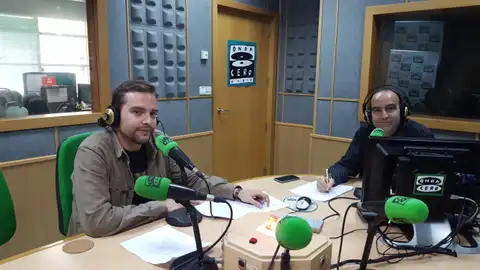 José Antonio Rivas y Manolo Camacho Hoy entre otros hablamos con Míriam Alconchel, diputada del PSOE en el Congreso por la provicia de Cádiz, recién terminada la votación de la moción de censura al gobierno de Mariano Rajoy. También hablamos de las celebraciones del Corpus para el domingo. Finalmente hacemos incapié en los últimos problemas que ha habido en la Viña con Catalina Cárdenas, presidenta de la A.VV. Gades La Viña.