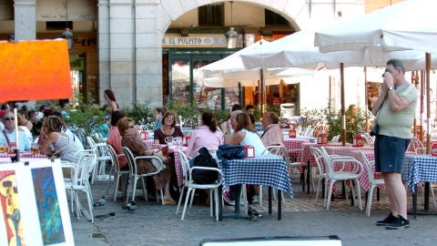 Imagen de archivo de varios turistas en una terraza de la Plaza Mayor en Madrid.