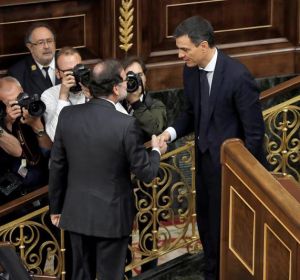 Rajoy y Sánchez se dan la mano en el Congreso Rajoy y Sánchez se dan la mano en el Congreso