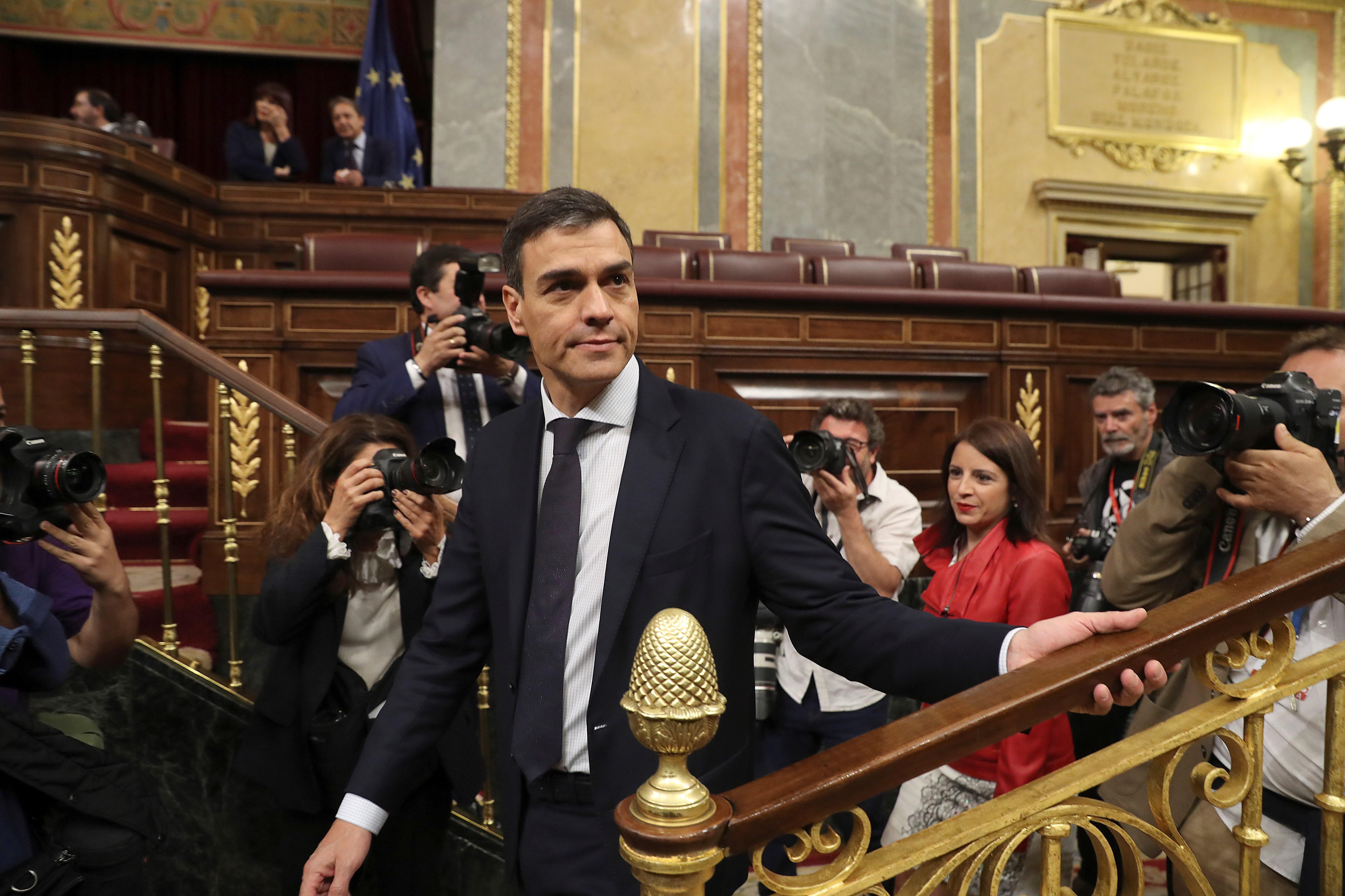 Sánchez asume el cargo con una economía en alza pero con una tasa de paro y un nivel de deuda elevados Sánchez asume el cargo con una economía en alza pero con una tasa de paro y un nivel de deuda elevados