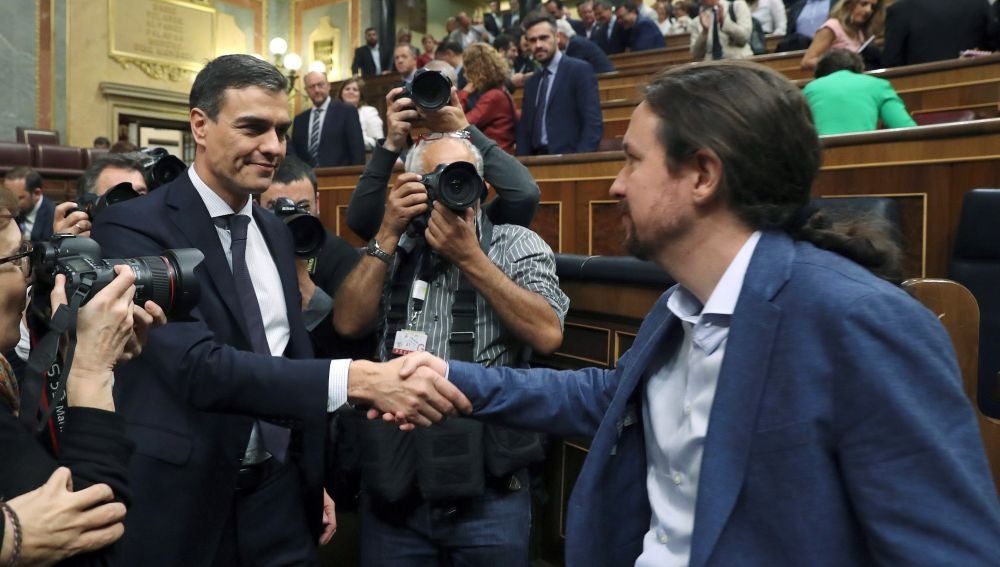 El líder del PSOE, Pedro Sánchez, y el secretario general de Podemos, Pablo Iglesias