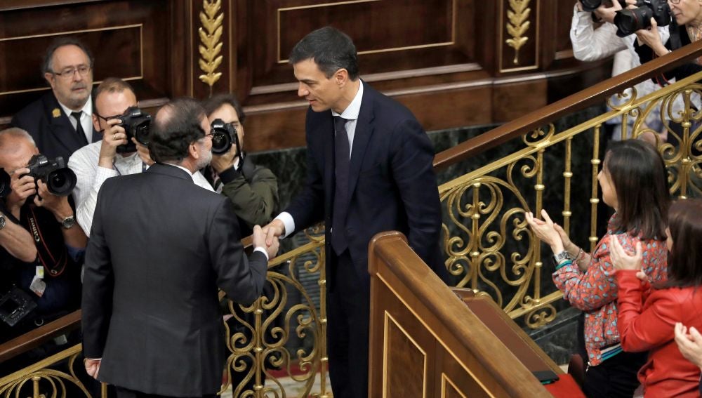 Mariano Rajoy saluda a Pedro Sánchez tras convertirse en presidente del Gobierno