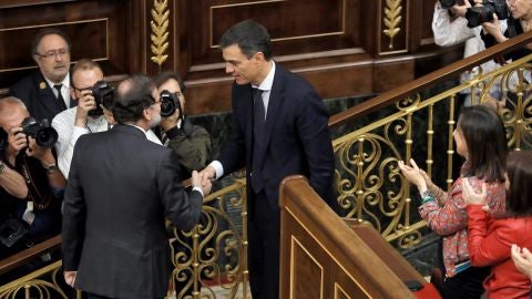 Mariano Rajoy saluda a Pedro S&aacute;nchez tras convertirse en presidente del Gobierno
