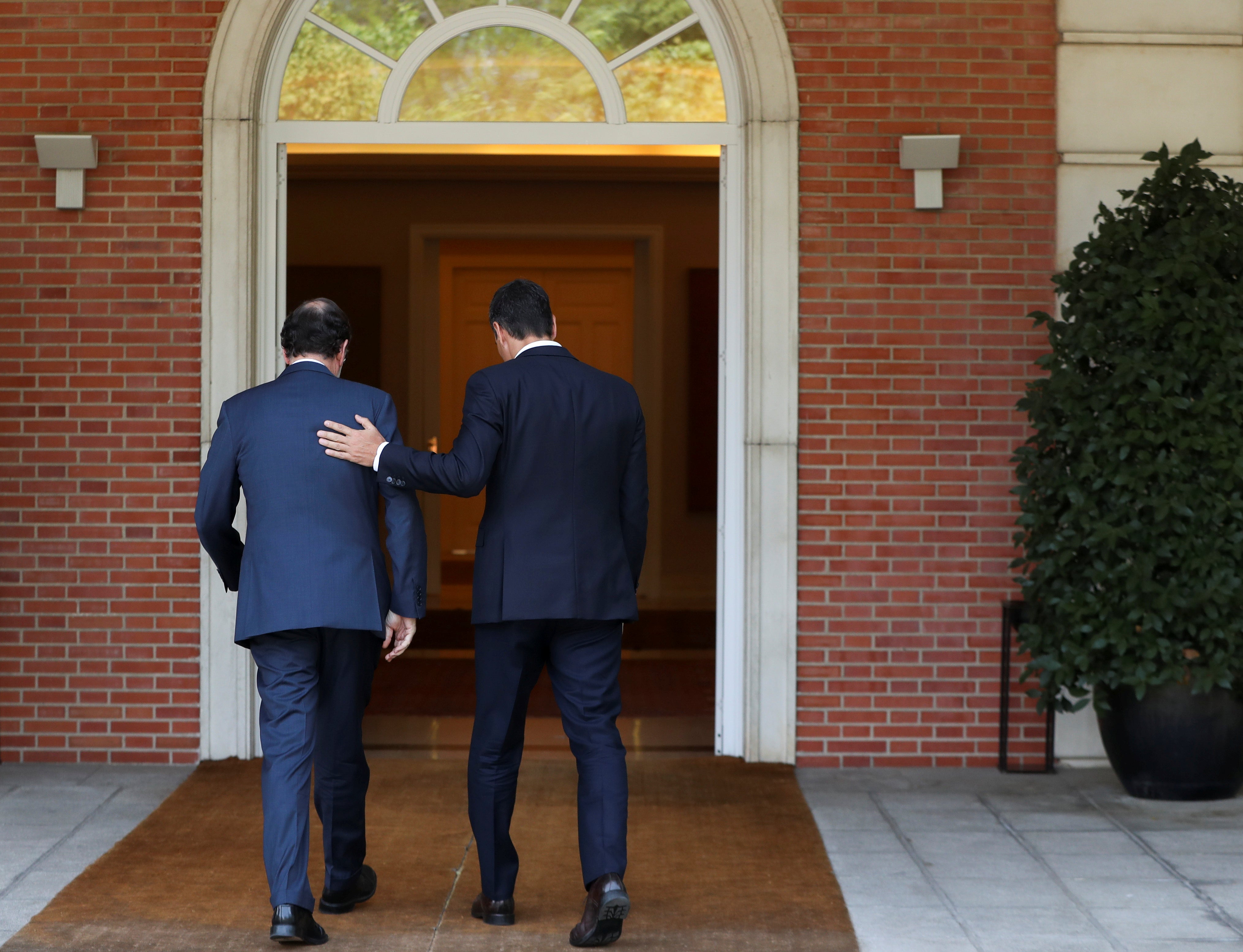 <p>El nuevo Gobierno de Pedro Sánchez provocará el cese de casi 440 altos cargos del Estado</p> <p>El nuevo Gobierno de Pedro Sánchez provocará el cese de casi 440 altos cargos del Estado</p>