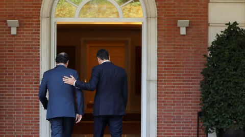 Mariano Rajoy y Pedro S&aacute;nchez en el Palacio de la Moncloa