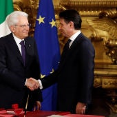 El presidente de la República italiana, Sergio Mattarella, con el primer ministro, Giuseppe Conte