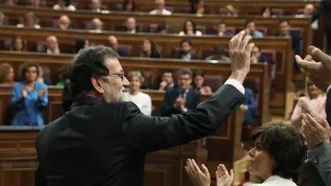 El presidente del gobierno Mariano Rajoy, saluda tras intervenir ante el pleno El presidente del gobierno Mariano Rajoy, saluda tras intervenir ante el pleno