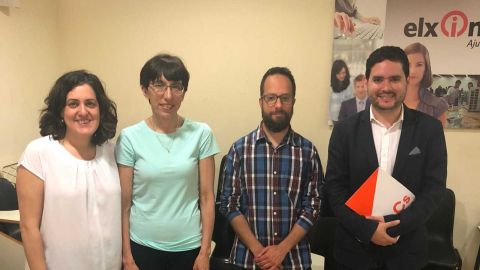 Los concejales Eva Crisol y David Caballero con miembros de AITEAL