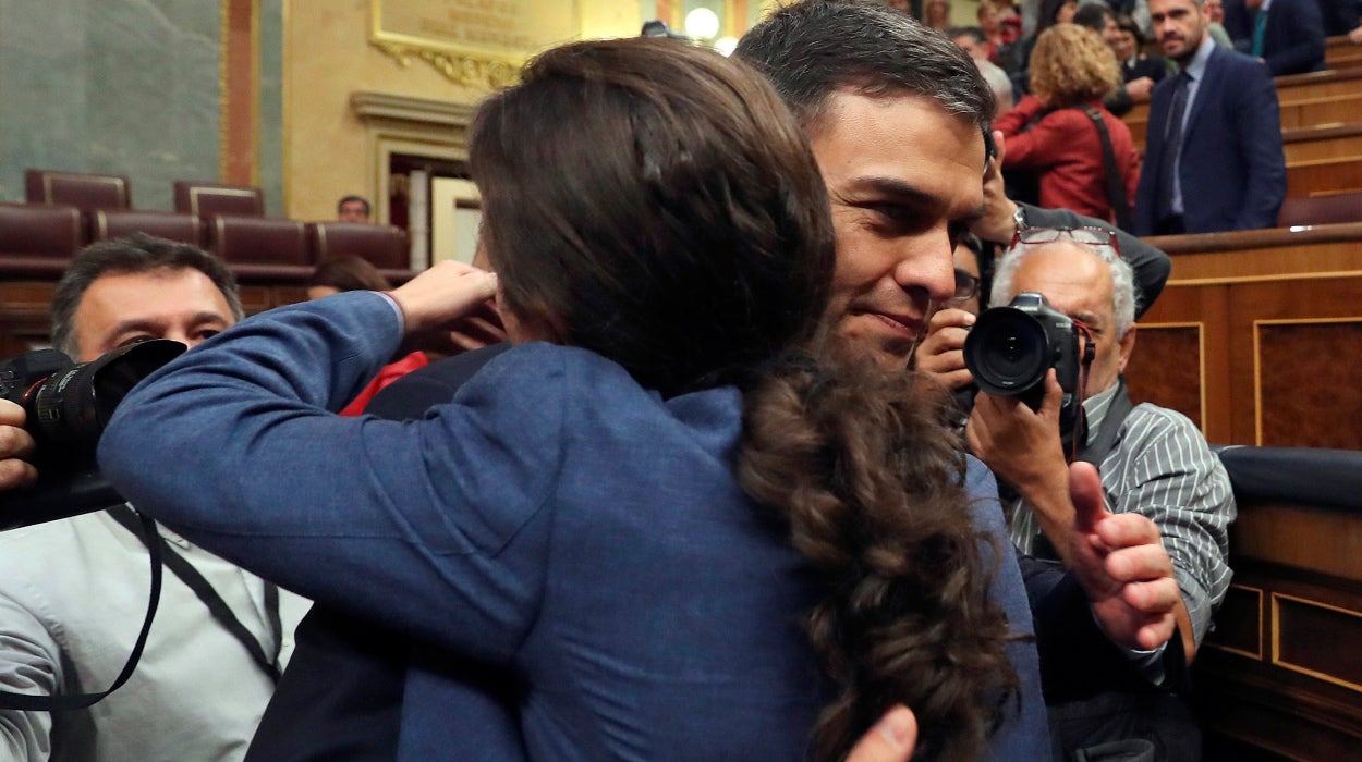 Carlos Alsina: "Estamos asistiendo a lo más parecido a un besamanos de Sánchez con los diputados" Carlos Alsina: "Estamos asistiendo a lo más parecido a un besamanos de Sánchez con los diputados"