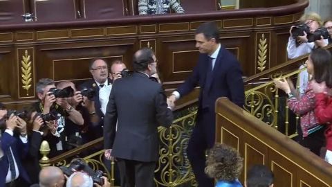 Mariano Rajoy saluda a Pedro S&aacute;nchez tras convertirse en presidente del Gobierno