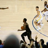 LeBron James increpa a JR Smith durante el Warriors-Cavaliers LeBron James increpa a JR Smith durante el Warriors-Cavaliers