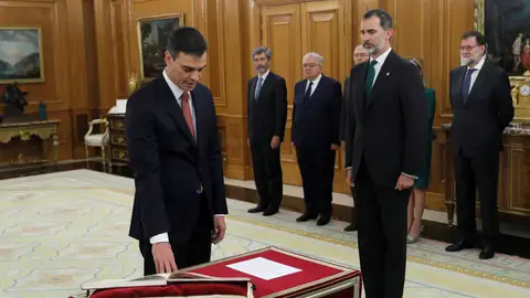 Pedro Sánchez promete su cargo como presidente del Gobierno en el Palacio de la Zarzuela Pedro Sánchez promete su cargo como presidente del Gobierno en el Palacio de la Zarzuela