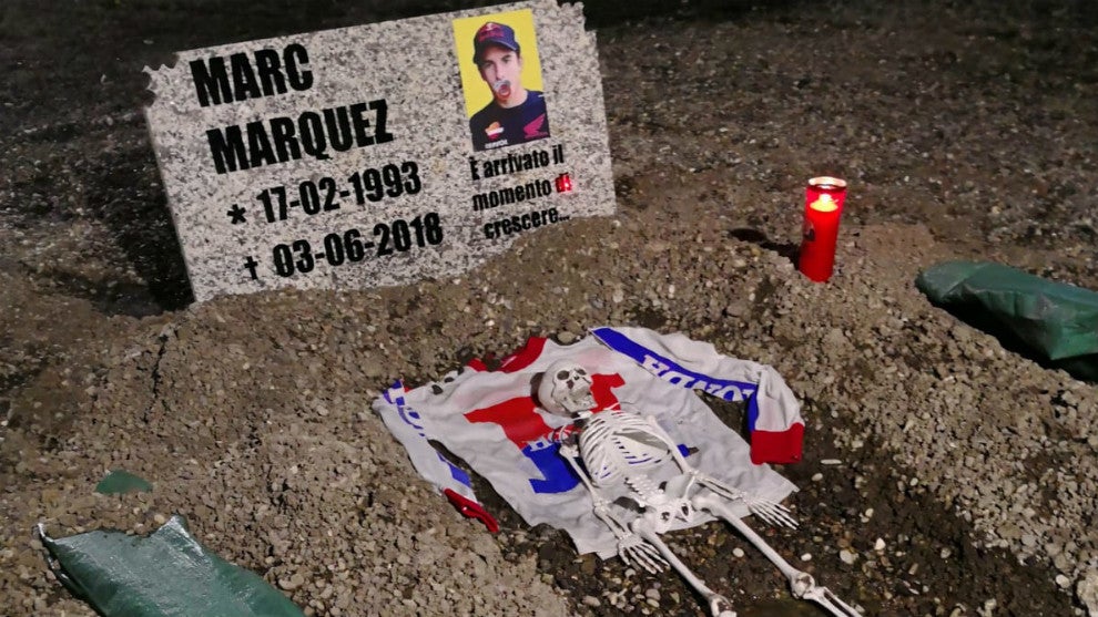 <p>Lamentable imagen en los alrededores de Mugello: ponen una tumba para Marc Márquez</p> <p>Lamentable imagen en los alrededores de Mugello: ponen una tumba para Marc Márquez</p>