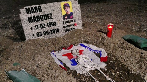 Tumba para Marc M&aacute;rquez en Mugello