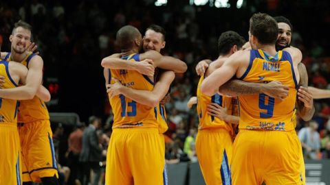 Los jugadores del Herbalife Gran Canaria celebran su clasificaci&oacute;n a semifinales. 
