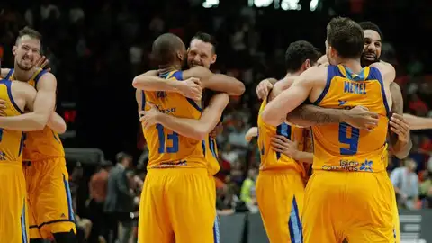 Los jugadores del Herbalife Gran Canaria celebran su clasificación a semifinales. Los jugadores del Herbalife Gran Canaria celebran su clasificación a semifinales.