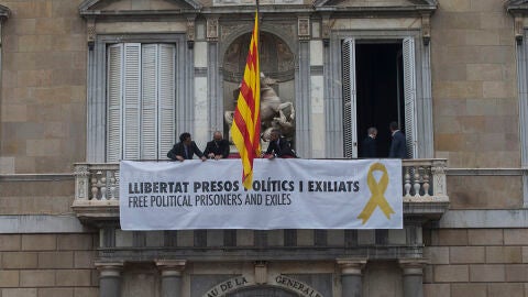 Cartel desplegado en la Generalitat